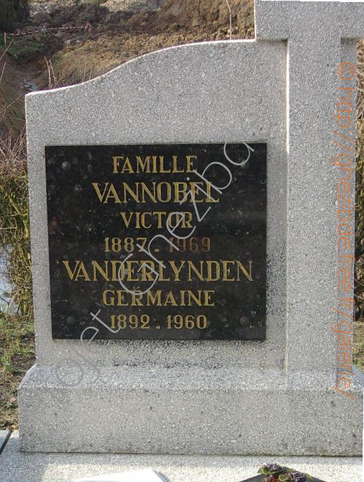 Tombe de Victor Vannobel (1887-1969) et Germaine Vanderlynden (1892-1960), cimetire de Winnezeele (04/2006)